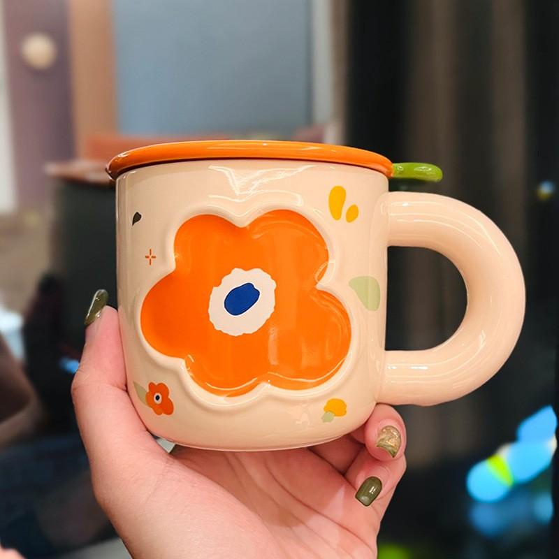 Cốc Sứ Hoa Cúc Có Nắp Kèm Thìa – Ly Cafe Văn Phòng Tặng Kèm Bông Hoa – Quà Tặng Sang Trọng