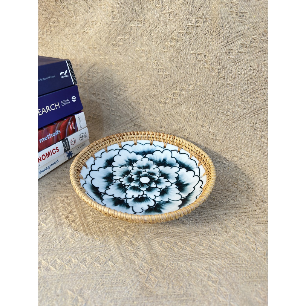 Đĩa sứ viền mây tre đan tay ONGTRE trang trí tiệc, decor, đựng đồ, mẫu độc đáo - Hoa văn ngẫu nhiên