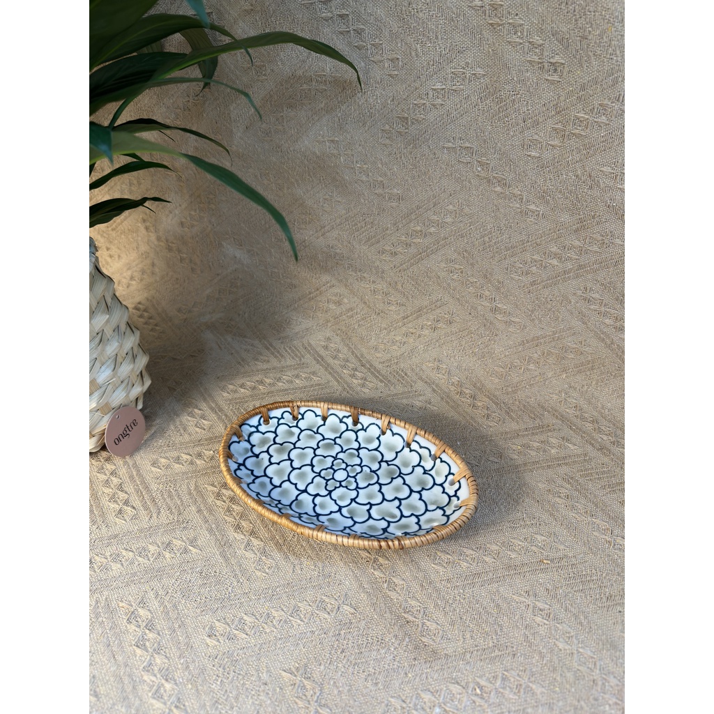 Đĩa sứ viền mây tre đan tay ONGTRE trang trí tiệc, decor, đựng đồ, mẫu độc đáo - OTS1 (mẫu ngẫu nhiên)