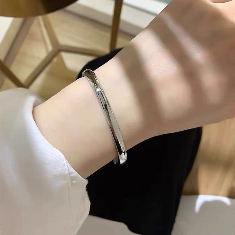 Vòng tay titan kiểu oval trơn form bầu bản 5mm không gỉ có khóa mở (Khắc chữ theo yêu cầu)