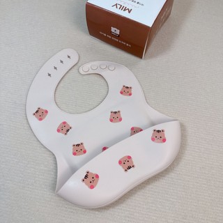 Yếm ăn dặm silicone chính hãng Mily silicone dày dặn, không bám bẩn.