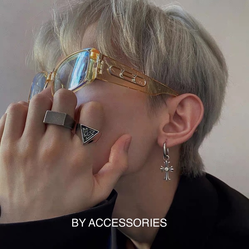 Khuyên tai titan unisex chrome hearts đính đá không gỉ có loại kẹp