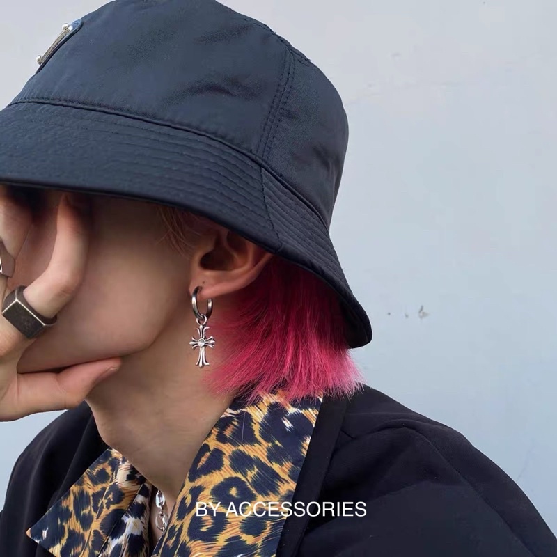 Khuyên tai titan unisex chrome hearts đính đá không gỉ có loại kẹp