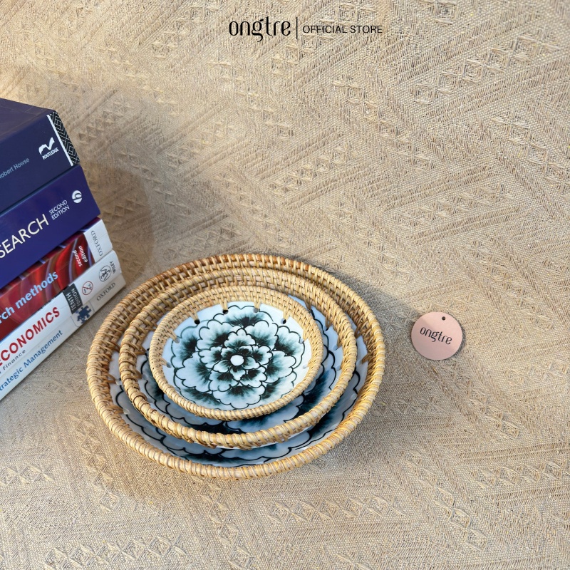 Đĩa sứ viền mây tre đan tay ONGTRE trang trí tiệc, decor, đựng đồ, mẫu độc đáo - Hoa văn ngẫu nhiên