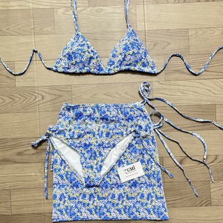 BỘ BƠI 2 MẢNH HOA NHÍ KÈM VÁY XANH DƯƠNG-BIKINISTORE