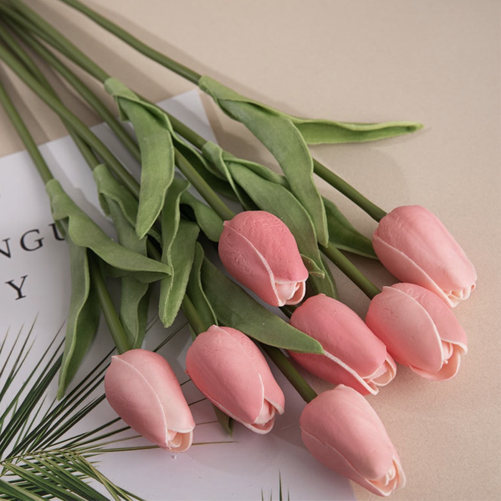Hoa giả, hoa Tulip là giải pháp hoàn hảo để trang trí cho nhà cửa của bạn. Với tính đa dạng hình dáng và màu sắc của loại hoa này, bạn có nhiều lựa chọn để thỏa sức sáng tạo. Sắp xếp chúng một cách tinh tế và bạn sẽ có một không gian sống mới mẻ và đầy sức sống.
