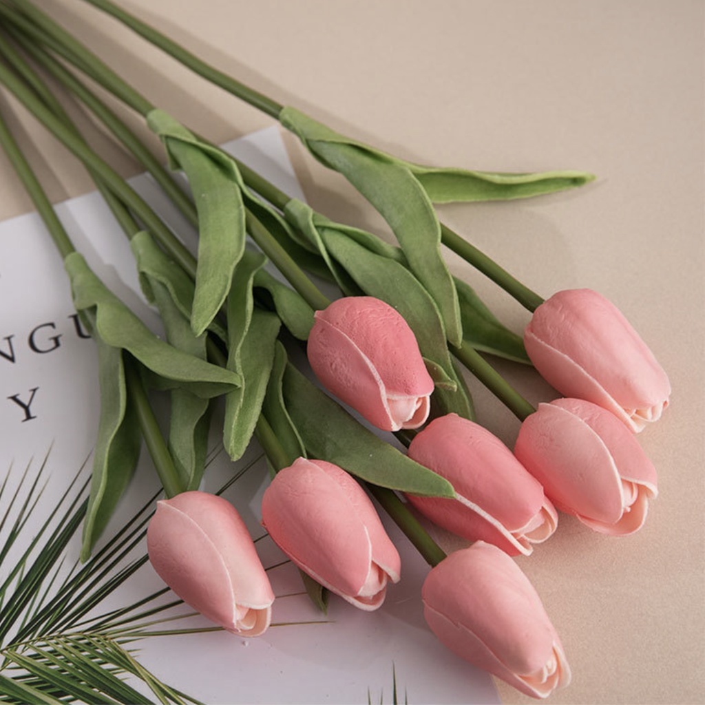 Hoa Giả - Hoa Tulip Lá Thẳng Pu Cao Cấp: Với chất liệu cao cấp và thiết kế bắt mắt, những bàn hoa giả hoa tulip lá thẳng Pu sẽ trở thành điểm nhấn nổi bật trong không gian nhà bạn. Hãy tận hưởng không gian sống thoải mái và hiện đại với những chiếc hoa giả đẹp như thật này!