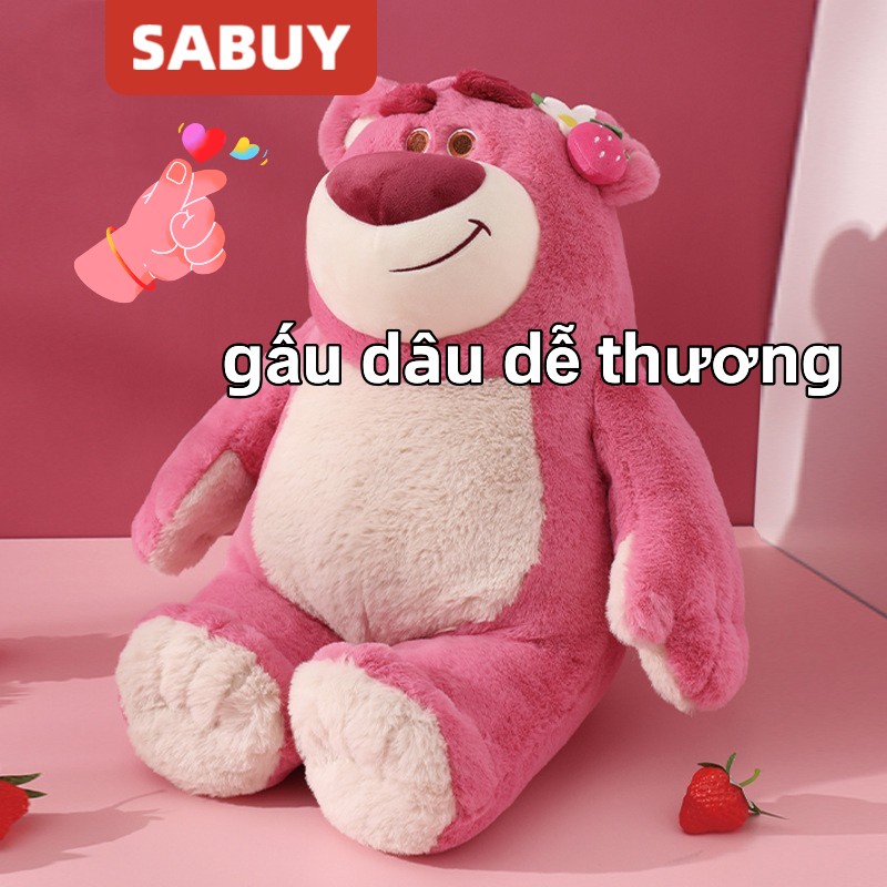 Gấu Dâu Lotso là một trong những nhân vật được yêu thích trong bộ phim hoạt hình nổi tiếng Toy Story. Chú gấu đáng yêu với màu hồng tươi sáng và mùi thơm dâu sẽ trở thành bạn đồng hành đáng tin cậy của các em nhỏ trong những trò chơi và kỷ niệm thú vị.