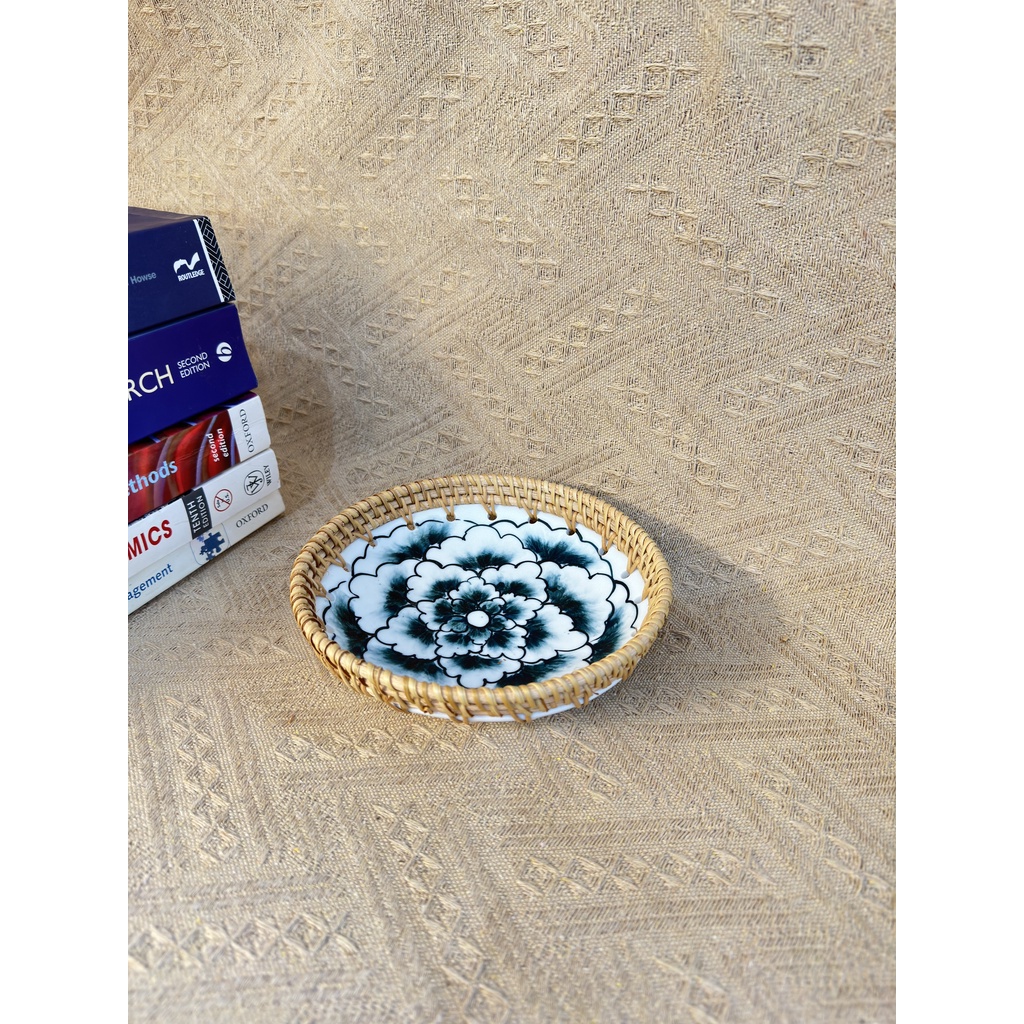 Đĩa sứ viền mây tre đan tay ONGTRE trang trí tiệc, decor, đựng đồ, mẫu độc đáo - Hoa văn ngẫu nhiên