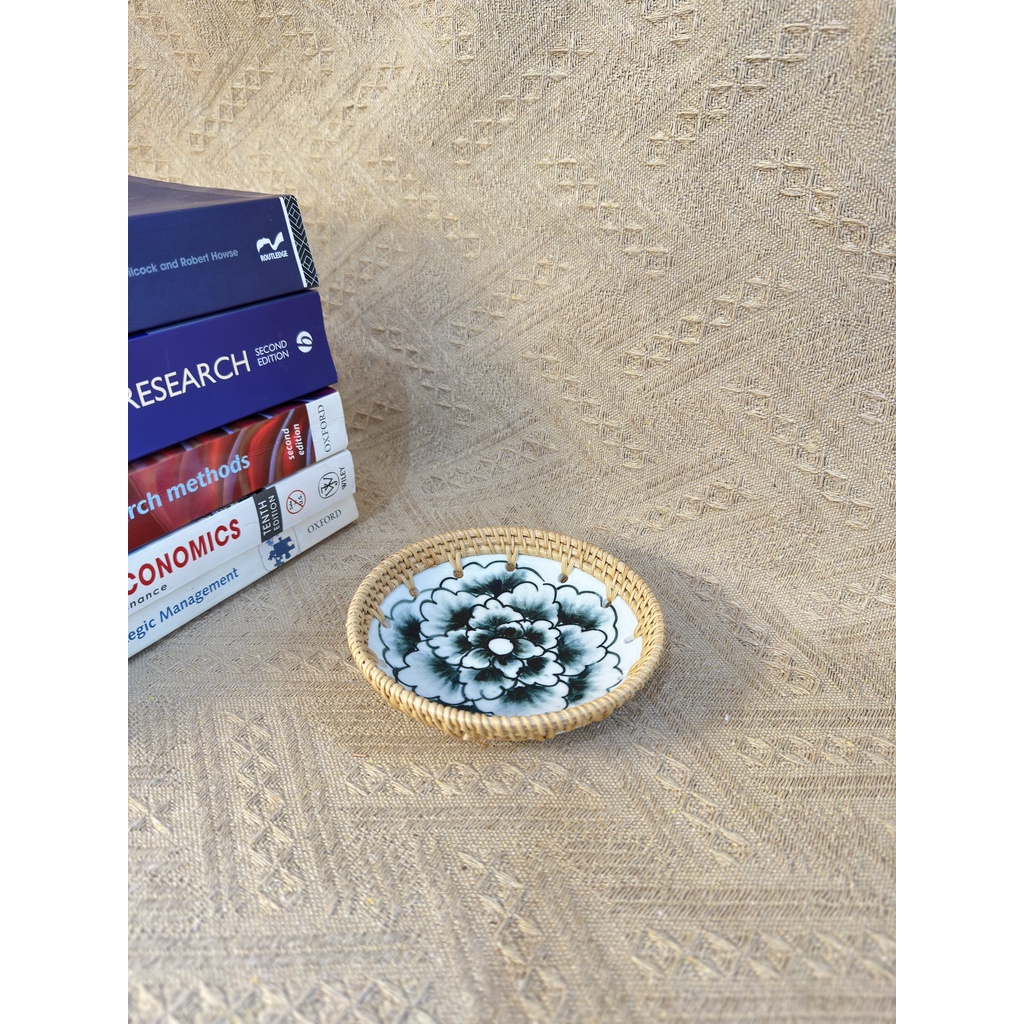Đĩa sứ viền mây tre đan tay ONGTRE trang trí tiệc, decor, đựng đồ, mẫu độc đáo - Hoa văn ngẫu nhiên