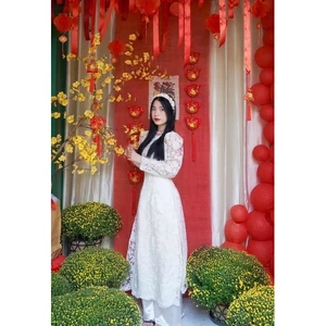 Set áo dài tết trắng ren hoa viền hạt cổ khoét vai