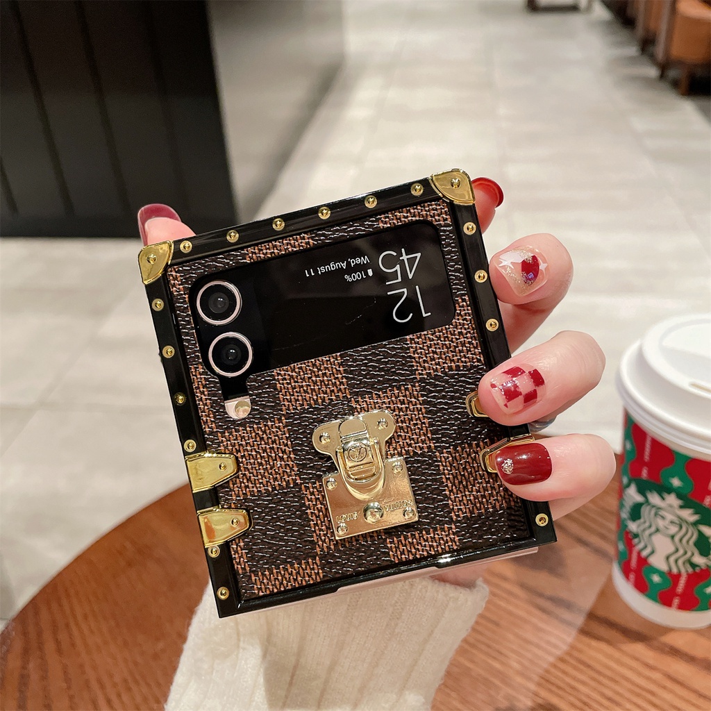 Classic L / / V Sang Trọng Thiết Kế Da PU Đứng Gấp Ốp Lưng Điện Thoại Samsung Galaxy Z Flip7 Ốp Lưng Chống Trầy Xước ShookProof Dành Cho Z Flip 3 4 5 6 7 7FE Vuông Vỏ Điện Thoại Di Động Bảo Vệ