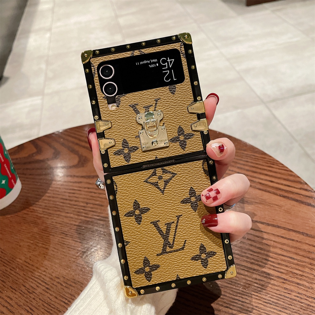 Classic L / / V Sang Trọng Thiết Kế Da PU Đứng Gấp Ốp Lưng Điện Thoại Samsung Galaxy Z Flip7 Ốp Lưng Chống Trầy Xước ShookProof Dành Cho Z Flip 3 4 5 6 7 7FE Vuông Vỏ Điện Thoại Di Động Bảo Vệ
