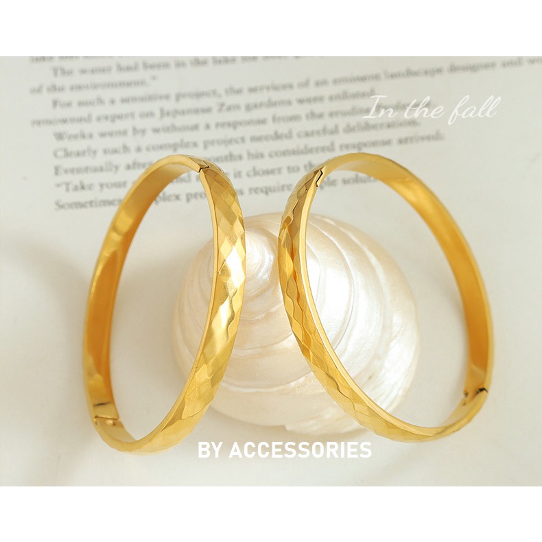 Vòng tay nữ titan kiểu mặt vát cạnh kiểu hình thoi bắt sáng lung linh mạ vàng 18K bản 6mm và 8mm không gỉ