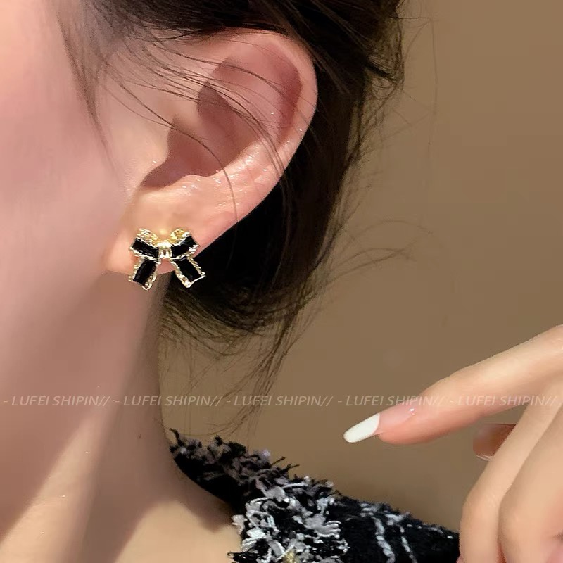 Bông tai hình bướm từ kim loại và kim cương - Phụ kiện thời trang sang trọng cho nữ