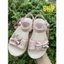 sandal bé gái dép quai hậu cho bé siêu nhẹ đế dẻo êm chân da PU mềm thời trang hè QCCC full hộp trắng hồng 18210