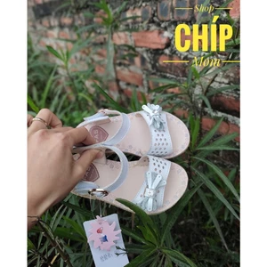 sandal bé gái dép quai hậu cho bé siêu nhẹ đế dẻo êm chân da PU mềm thời trang hè QCCC full hộp trắng hồng 18210