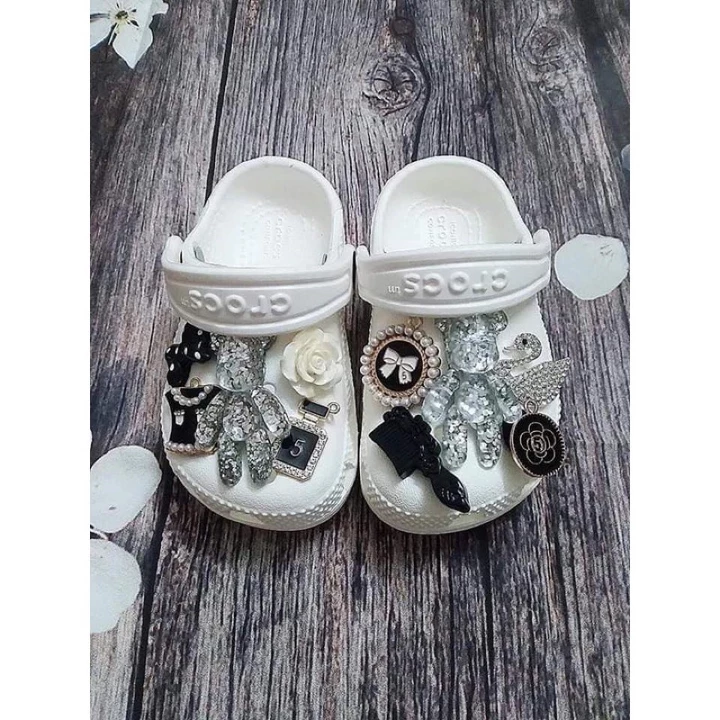 Charm gắn dép, ticker gắn dép chai nước hoa bằng hợp kim sẵn nút gài dép crocs