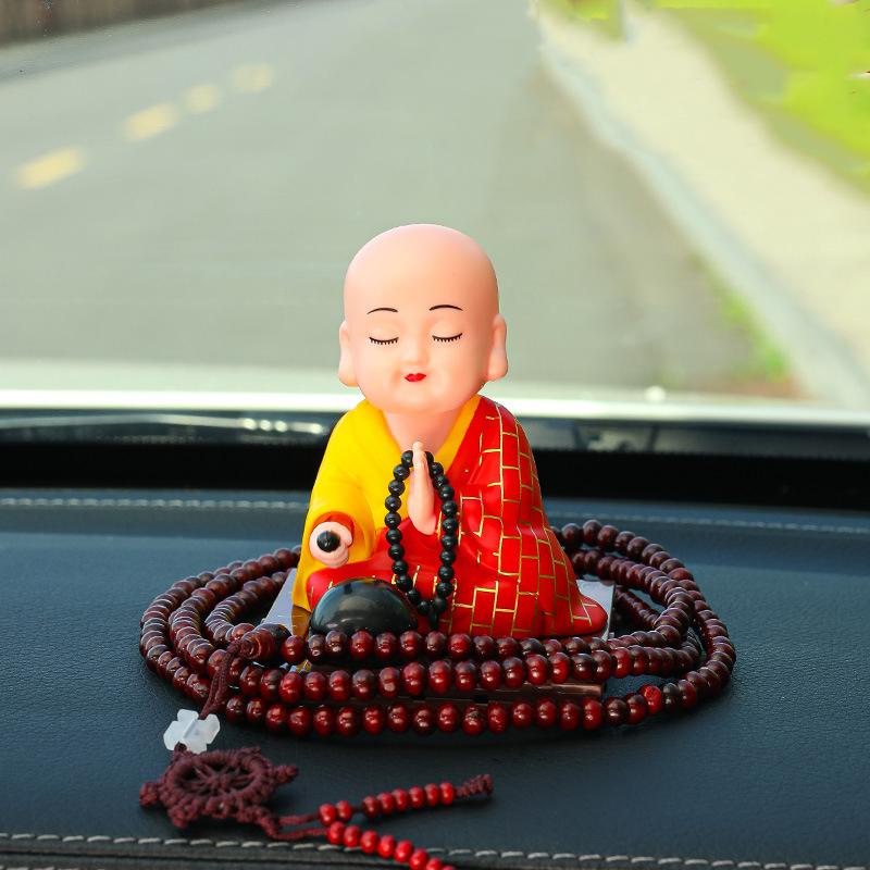 Tượng Chú Tiểu Gõ Mõ Năng Lượng Mặt Trời Trang Trí Taplo Xe Hơi, Phòng Làm Việc Hút Hút Tài Lộc Bình An