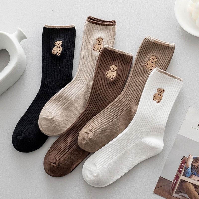 Tất cổ cao màu trắng nữ họa tiết gấu dễ thương, vớ nữ chất liệu cotton thoáng khí co giãn 4 chiều - Ekiu Shop