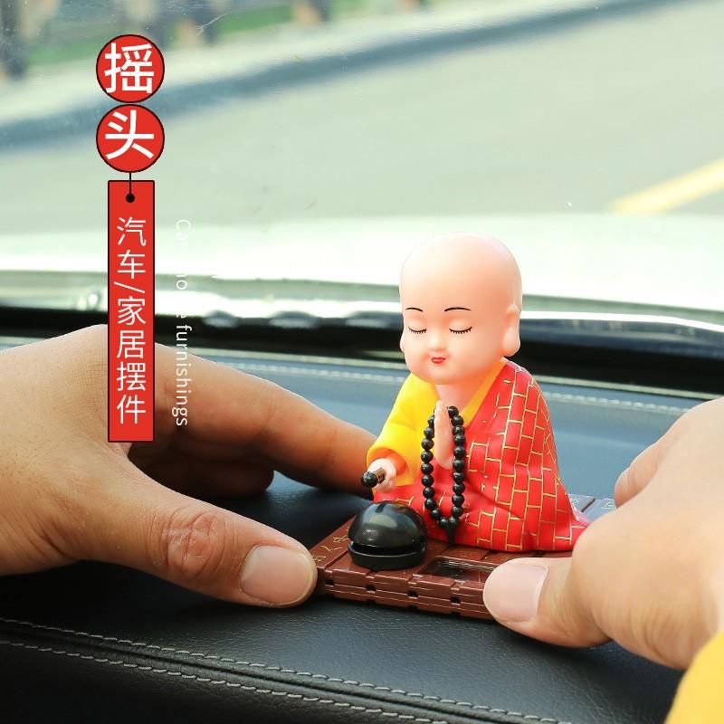 Tượng Chú Tiểu Gõ Mõ Năng Lượng Mặt Trời Trang Trí Taplo Xe Hơi, Phòng Làm Việc Hút Hút Tài Lộc Bình An