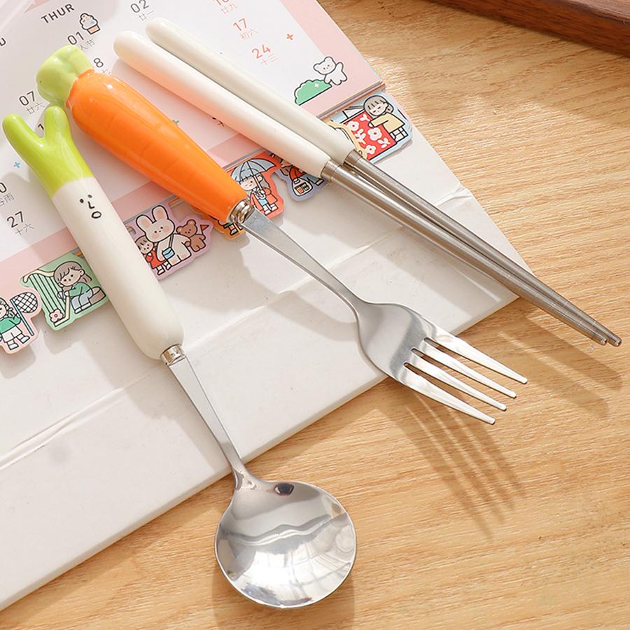 Bộ 3 Món Thìa Đũa Nĩa Inox Cán Hình Cà Rốt Thỏ Cute - Bộ Đồ Ăn Dễ Thương Có Hộp Đựng Tiện Lợi Cho Bé Văn Phòng