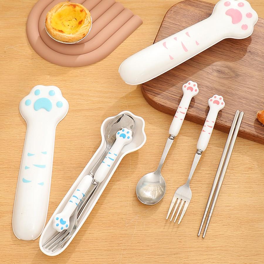 Bộ 3 Món Thìa Đũa Nĩa Inox Cán Hình Chân Mèo Cute Tay Giả Sứ - Bộ Đồ Ăn Dễ Thương Cá Nhân Cho Bé Văn Phòng Có Hộp