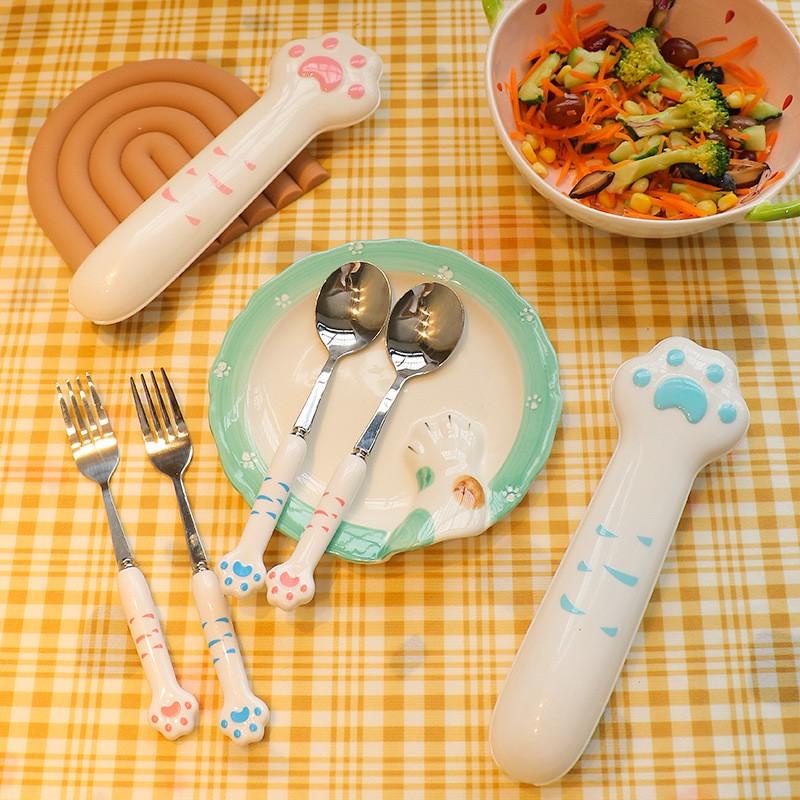 Bộ 3 Món Thìa Đũa Nĩa Inox Cán Hình Chân Mèo Cute Tay Giả Sứ - Bộ Đồ Ăn Dễ Thương Cá Nhân Cho Bé Văn Phòng Có Hộp
