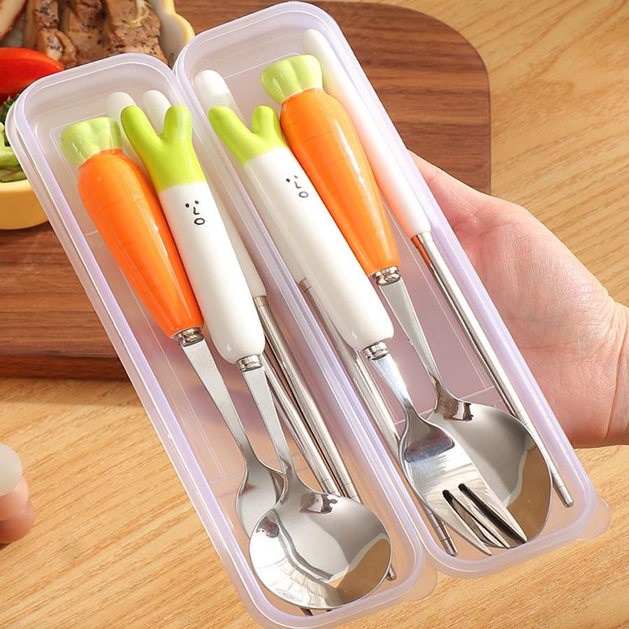 Bộ 3 Món Thìa Đũa Nĩa Inox Cán Hình Cà Rốt Thỏ Cute - Bộ Đồ Ăn Dễ Thương Có Hộp Đựng Tiện Lợi Cho Bé Văn Phòng