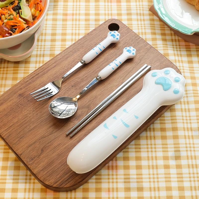 Bộ 3 Món Thìa Đũa Nĩa Inox Cán Hình Chân Mèo Cute Tay Giả Sứ - Bộ Đồ Ăn Dễ Thương Cá Nhân Cho Bé Văn Phòng Có Hộp