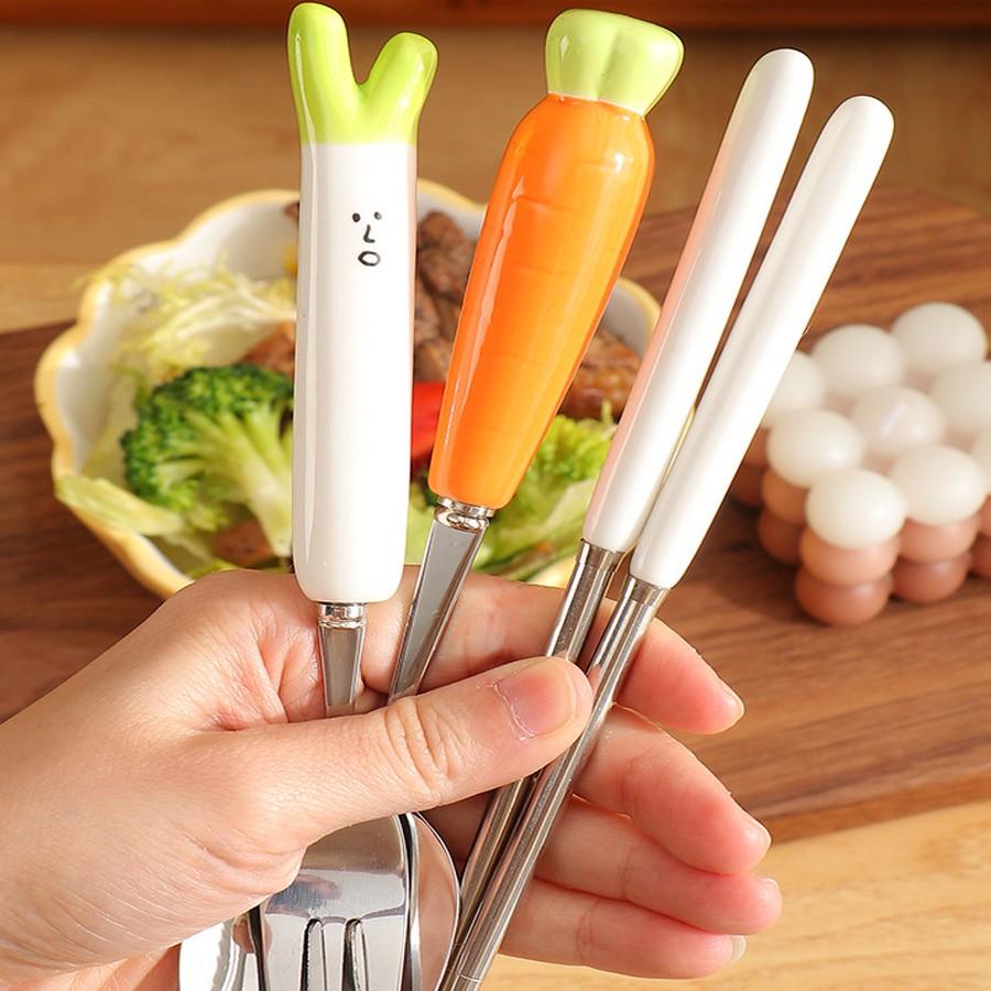 Bộ 3 Món Thìa Đũa Nĩa Inox Cán Hình Cà Rốt Thỏ Cute - Bộ Đồ Ăn Dễ Thương Có Hộp Đựng Tiện Lợi Cho Bé Văn Phòng