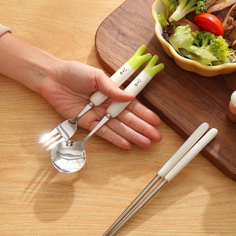 Bộ 3 Món Thìa Đũa Nĩa Inox Cán Hình Cà Rốt Thỏ Cute - Bộ Đồ Ăn Dễ Thương Có Hộp Đựng Tiện Lợi Cho Bé Văn Phòng