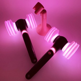 Chiếc lightstick twice ver 2 giá tốt sẽ khiến bạn hạnh phúc biết bao khi đón chào nhóm nhạc hàng đầu Hàn Quốc này. Với thiết kế đẹp mắt và chất lượng tuyệt vời, bạn sẽ không hối hận khi sở hữu nó để cổ vũ cho Twice.