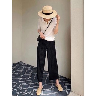 Quần nữ Miyake dáng suông thẳng, chiều dài đến mắt cá chân, thiết kế xếp ly rộng và eo cao, chất liệu mỏng mát phù hợp mùa hè.