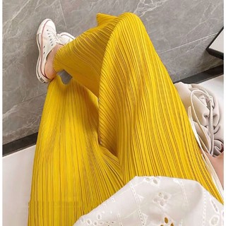 Quần nữ Miyake dáng suông thẳng, chiều dài đến mắt cá chân, thiết kế xếp ly rộng và eo cao, chất liệu mỏng mát phù hợp mùa hè.