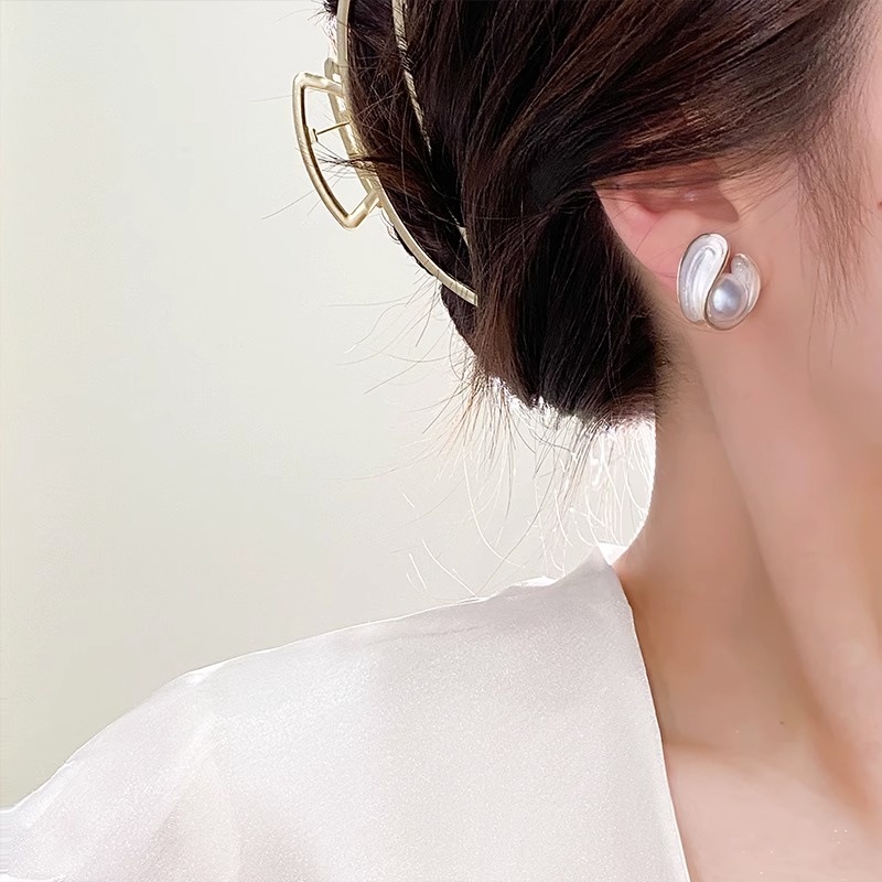 Kẹp tai ngọc trai tròn sang trọng nhẹ phong cách Hàn Quốc kẹp tai hoa đơn giản không xỏ khuyên cần thiết 2025 phụ kiện thời trang mới