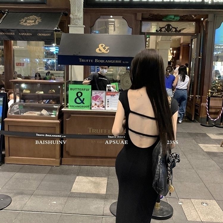 Hở lưng váy cổ vuông váy xẻ tà gợi cảm có dây quấn eo và váy ôm sát hông