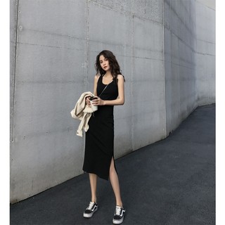 Váy lửng dài trung bình dành cho phụ nữ với kiểu dáng xẻ tà và vẻ ngoài giảm béo, kết hợp với váy dưới cùng