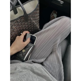 Quần nữ Miyake dáng suông thẳng, chiều dài đến mắt cá chân, thiết kế xếp ly rộng và eo cao, chất liệu mỏng mát phù hợp mùa hè.