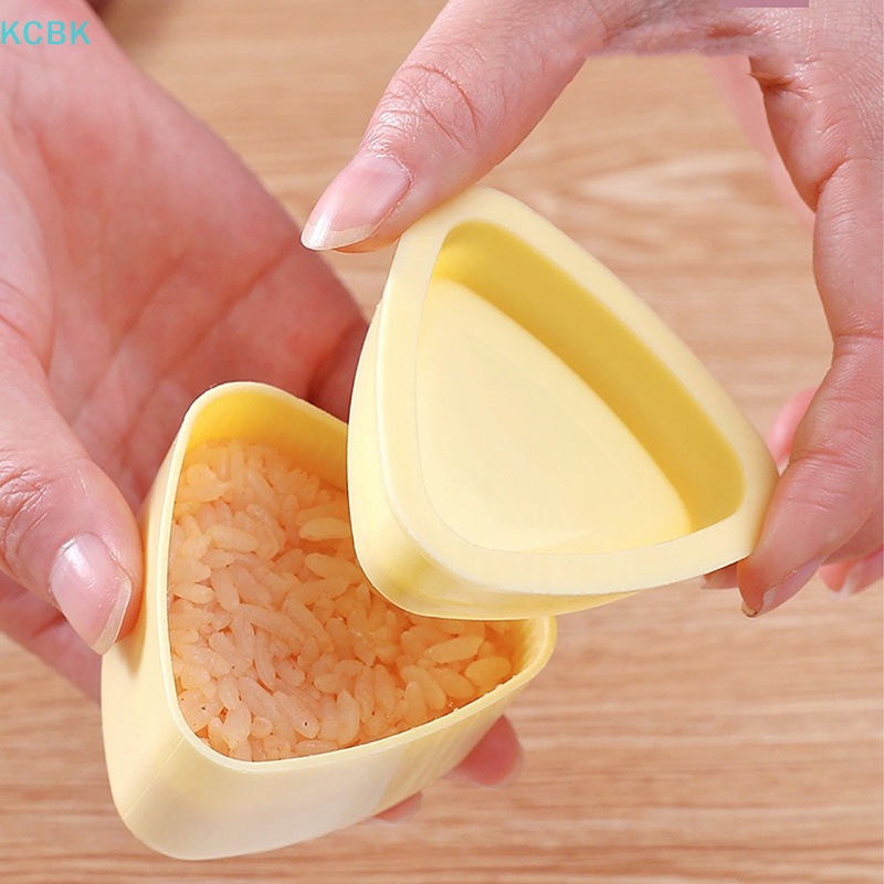 Khuôn cơm hình tam giác phong cách Nhật Bản