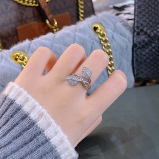 Nhẫn nữ thiết kế lá bạc sang trọng, phù hợp với phong cách thời trang tinh tế