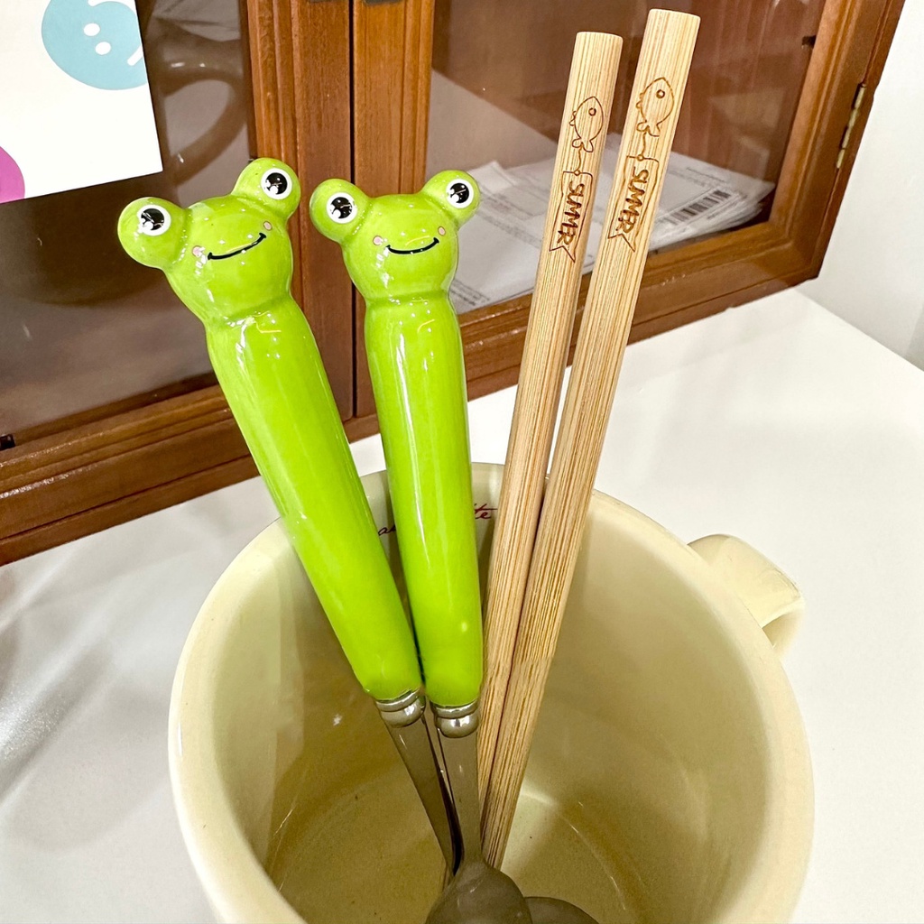 Bộ Muỗng Đũa Nĩa Bằng Sứ Inox Tạo Hình Ếch Con Cute - Bộ Đồ Ăn Trẻ Em Dễ Thương (Có Hộp Đựng)
