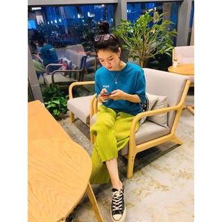 Quần nữ Miyake dáng suông thẳng, chiều dài đến mắt cá chân, thiết kế xếp ly rộng và eo cao, chất liệu mỏng mát phù hợp mùa hè.