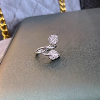 Nhẫn nữ thiết kế lá bạc sang trọng, phù hợp với phong cách thời trang tinh tế