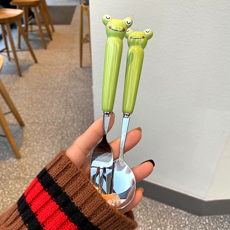Bộ Muỗng Đũa Nĩa Bằng Sứ Inox Tạo Hình Ếch Con Cute - Bộ Đồ Ăn Trẻ Em Dễ Thương (Có Hộp Đựng)