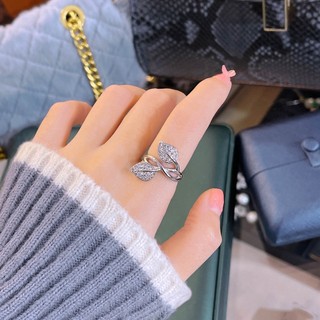Nhẫn nữ thiết kế lá bạc sang trọng, phù hợp với phong cách thời trang tinh tế