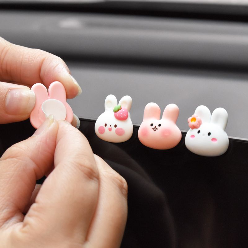 Dễ thương vui nhộn đồ trang trí xe thỏ búp bê hoạt hình dễ thương phụ kiện xe ô tô điều khiển trung tâm màn hình dán miễn phí nhãn dán trang trí
