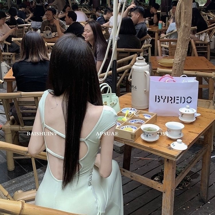 Hở lưng váy cổ vuông váy xẻ tà gợi cảm có dây quấn eo và váy ôm sát hông