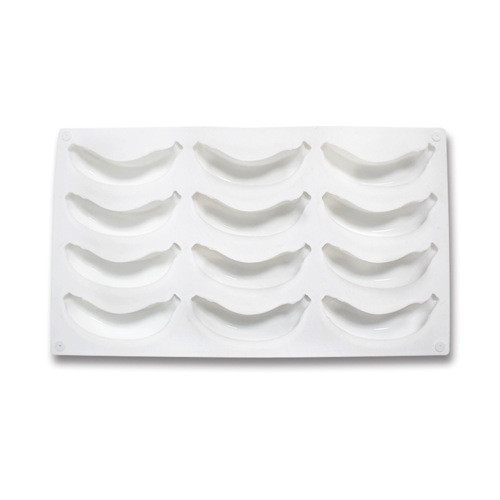Khuôn silicone 12 Ngăn Làm Bánh Kẹo Hình Trái Chuối DIY