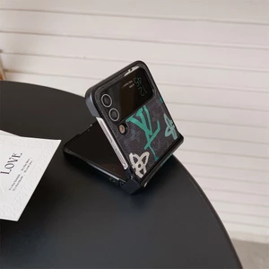 Ốp Điện Thoại Họa Tiết Graffiti Sang Trọng Cho Samsung Galaxy Z Flip 7 7FE 6 5 4 3 Phong Cách Xu Hướng Vỏ Chống Sốc Cho Z Flip7 Thiết Kế Độc Đáo Bao Gồm Tất Cả Ốp Lưng ShookProof